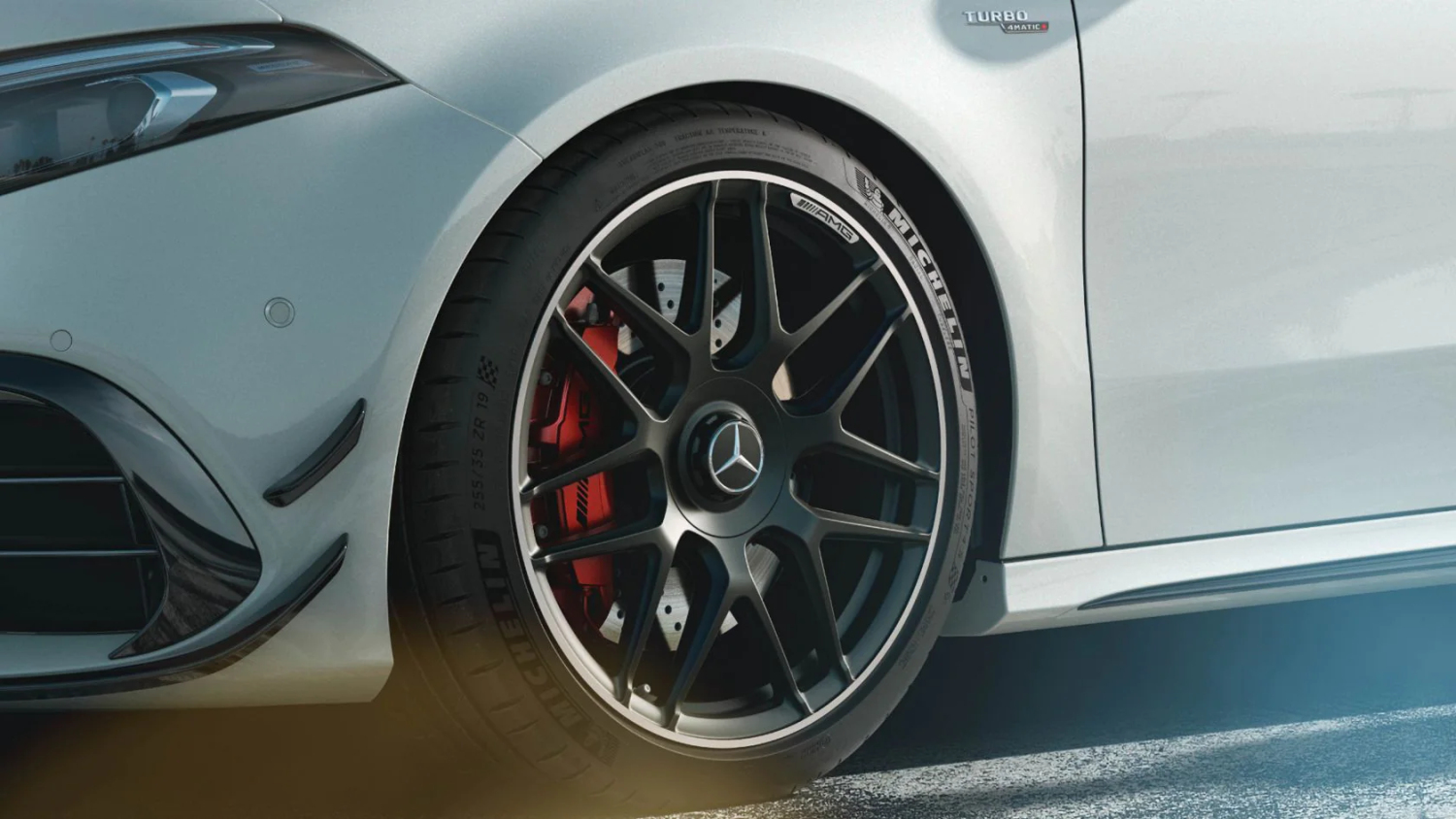 48.3cm (19-inch) AMG multi-spoke light-alloy wheels