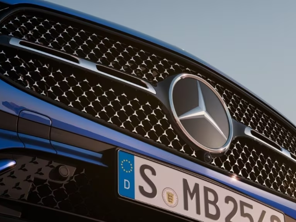 Sporty front featuring grille with Mercedes-Benz pattern | Mercedes-Benz Caribbean