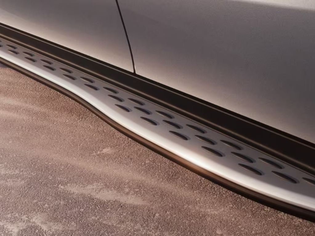 Aluminium-look running boards with rubber studs | Mercedes-Benz Caribbean